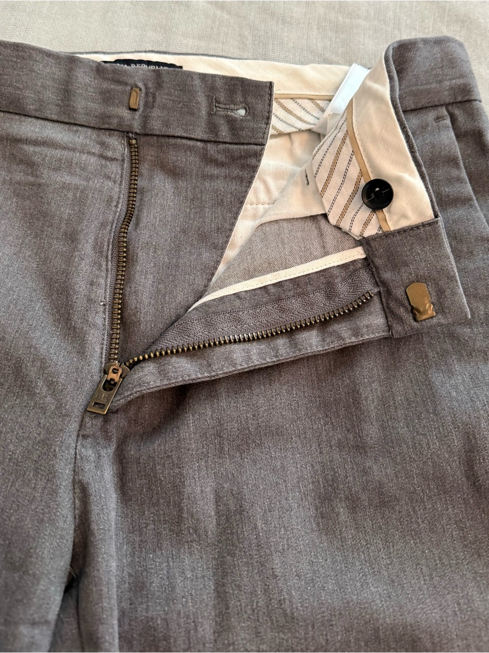 Banana Republic Men's Charcoal Mason Athletic Tapered Fit Chino Pants - Picture 10 of 10